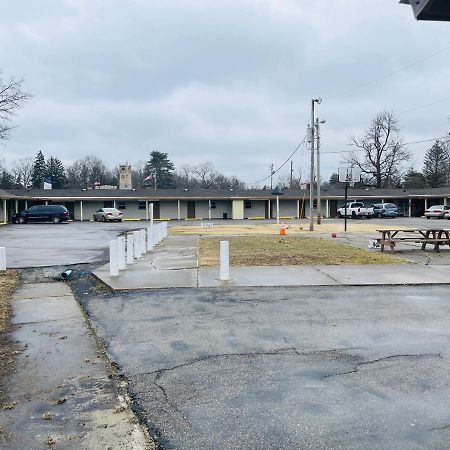 Woodridge Motel Terre Haute Exterior photo